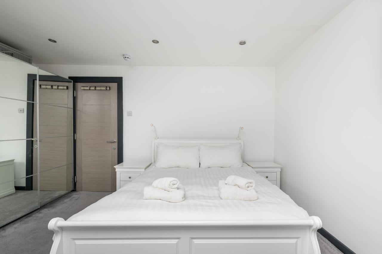 Modern Duplex Apt With 75 Inch Tv I Pass The Keys York Exterior foto